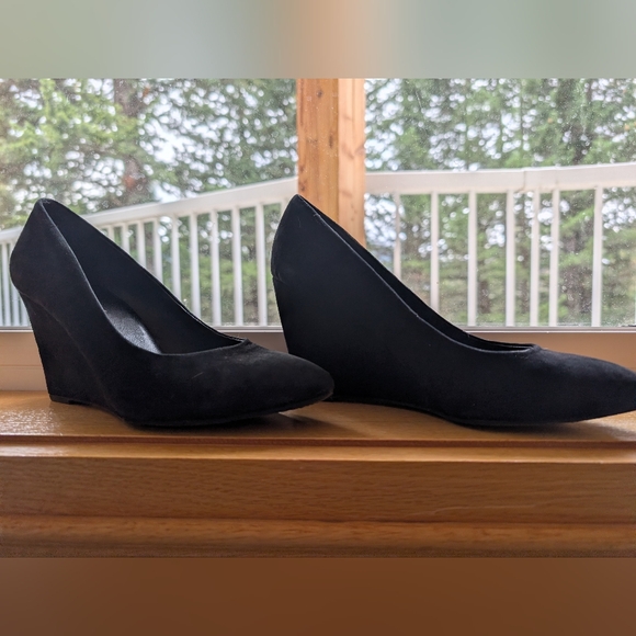 le chateau Shoes - Le Chateau Classic Black Wedges